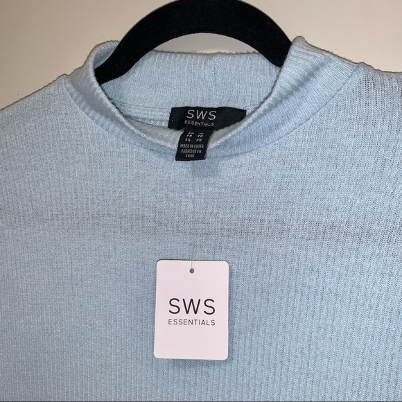 Mock Neck Short Sleeve Crop Top - Picture 2 of 2